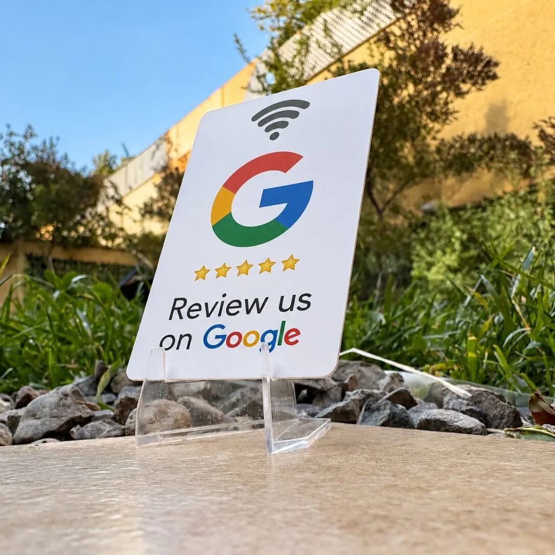 Tarjeta TOKIVA Google con cinco estrellas impresas, sobre su soporte transparente
